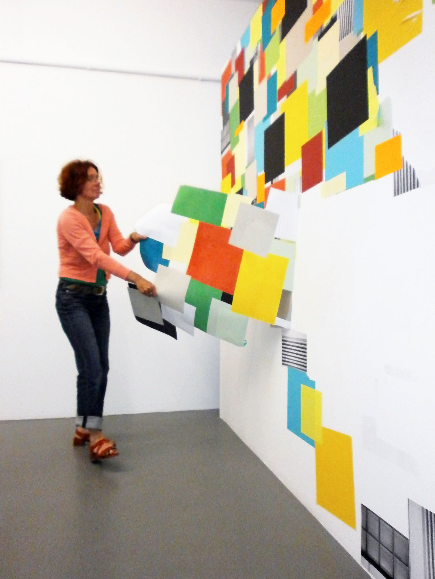 Abriss der Wandcollage in der Ausstellung „Color in Motion“ (mit Siegfried Kreitner), Galerie Linde Holliger, Ladenburg, 2021